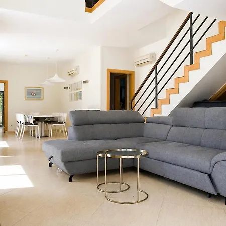 Linda Oura 4br 10 New For Rent! 別荘